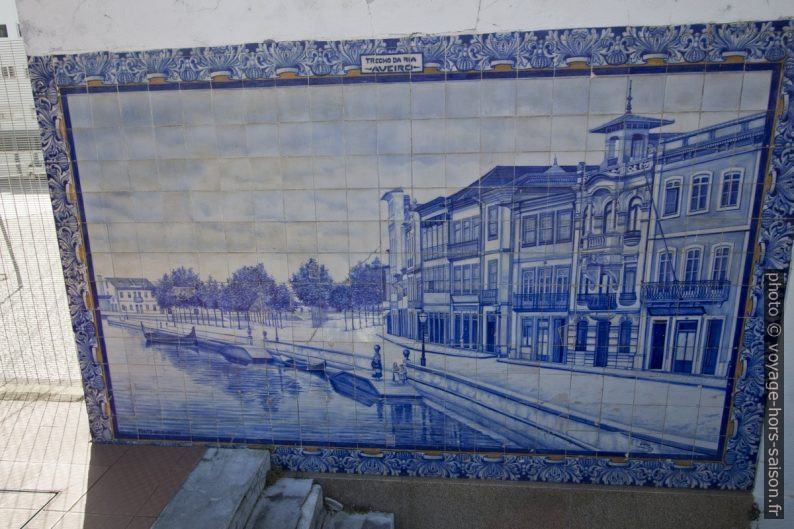 Azulejo sur l'ancienne gare de Aveiro montrant un canal. Photo © André M. Winter