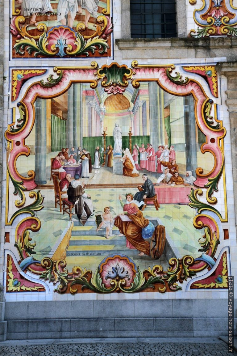 Azulejo polychrome montrant une scène de tribunal ecclésiastique. Photo © Alex Medwedeff