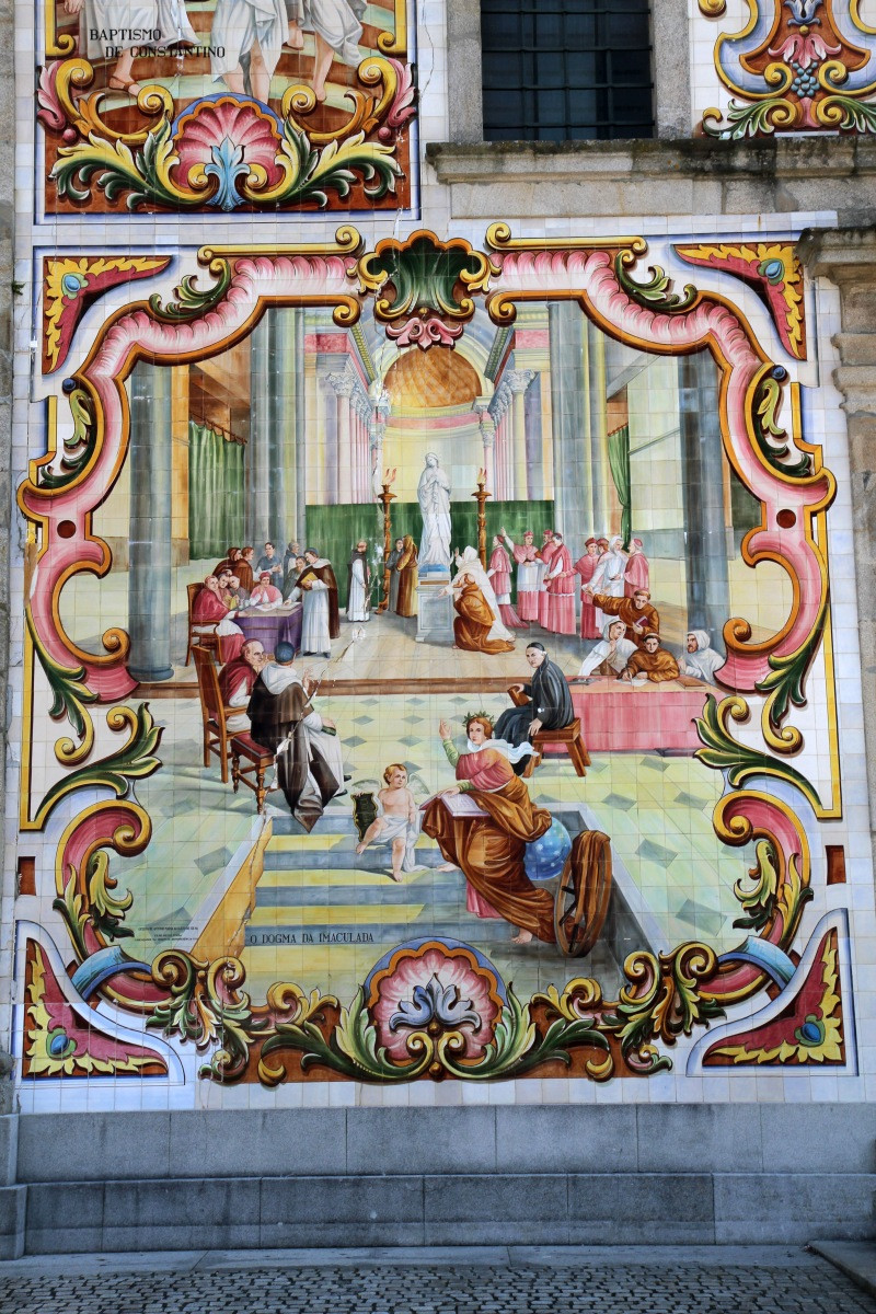 Azulejo polychrome montrant une scène de tribunal ecclésiastique. Photo © Alex Medwedeff