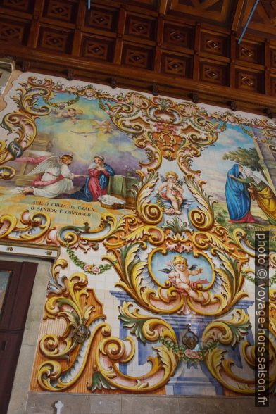 Détail du décor en azulejos polychromes de la nef de la Igreja de Válega. Photo © Alex Medwedeff