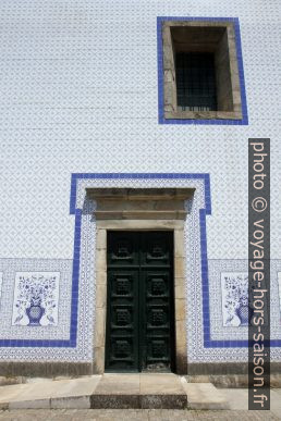 Azulejos simples de la Igreja Paroquial de Válega. Photo © Alex Medwedeff