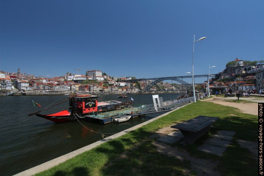 Barco rabelo de Offley sur le Douro en face de Porto. Photo © André M. Winter