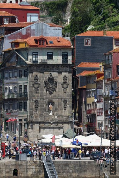 Fonte da Praça da Ribeira. Photo © André M. Winter