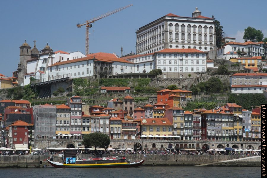 Cais da Ribeira et le palais épiscopal de Porto. Photo © André M. Winter