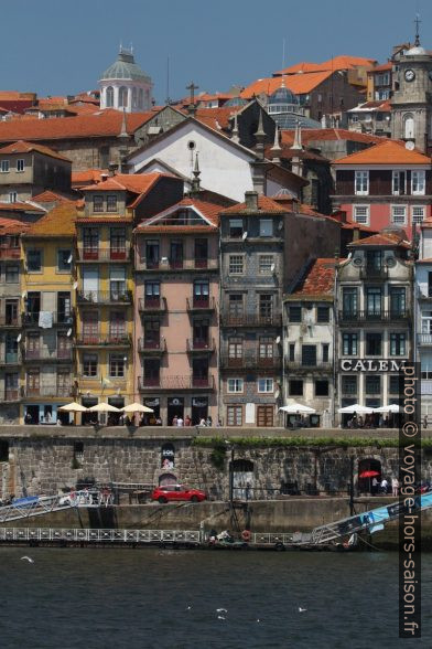 Maisons étroites du Cais da Ribeira. Photo © André M. Winter