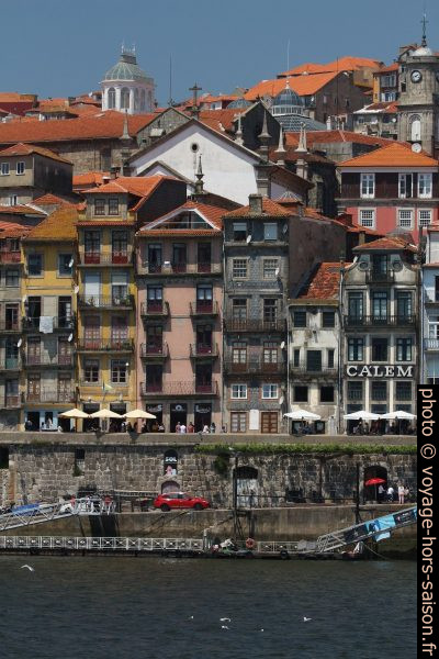 Maisons étroites du Cais da Ribeira. Photo © André M. Winter