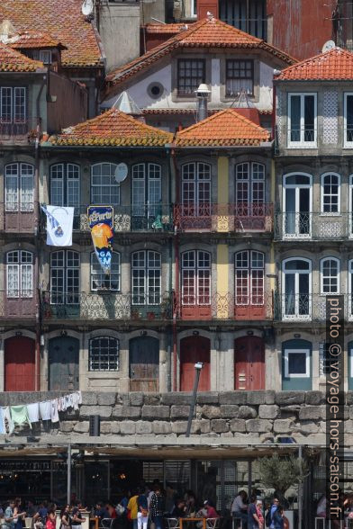 Maisons étroites au larges fenêtres du Cais da Ribeira. Photo © André M. Winter