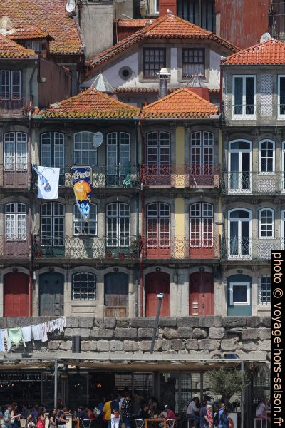 Maisons étroites au larges fenêtres du Cais da Ribeira. Photo © André M. Winter