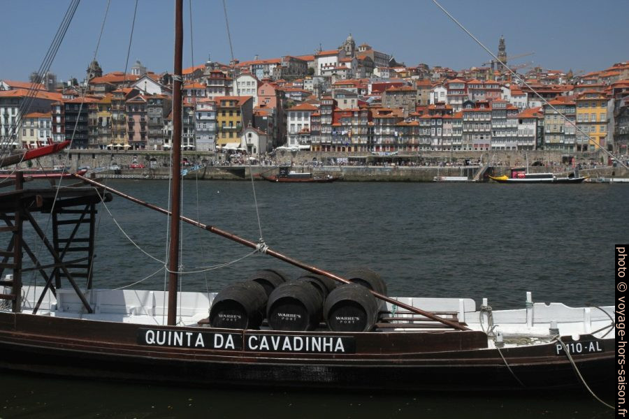 Barco rabelo Quinta da Cavadinha et Porto en face. Photo © Alex Medwedeff