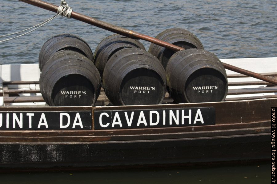 Fûts de Warre's Port dans un le barco rabelo Quinta da Cavadinha. Photo © André M. Winter