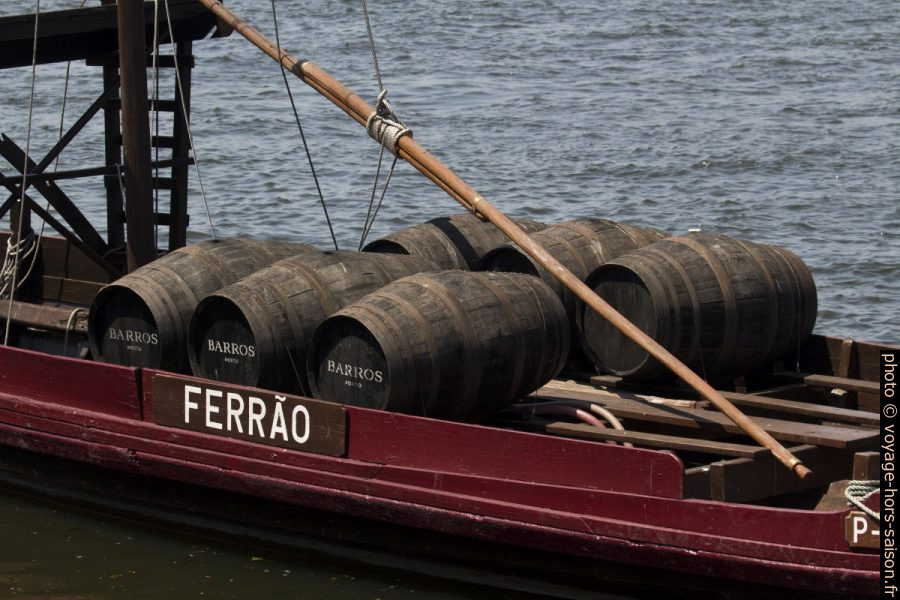 Tonneaux de Barros Porto dans un le barco rabelo «Ferrão». Photo © André M. Winter