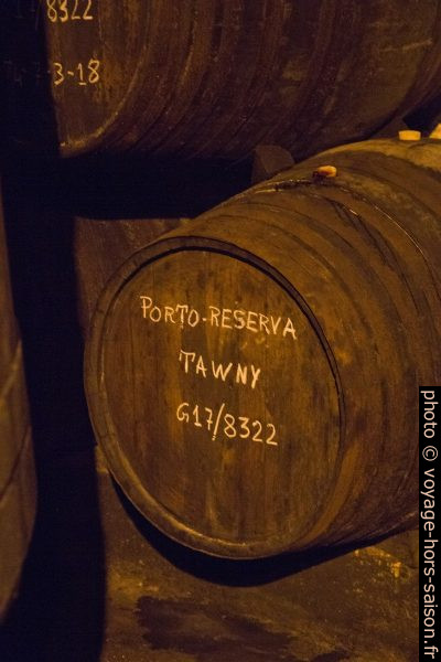 Fût de porto Tawny Reserva dans les caves de Ferreira. Photo © Alex Medwedeff
