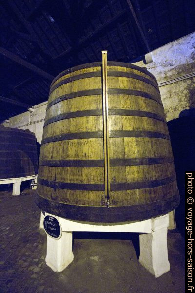 Grand tonneau contenant près de 19000 litres de vin porto. Photo © André M. Winter