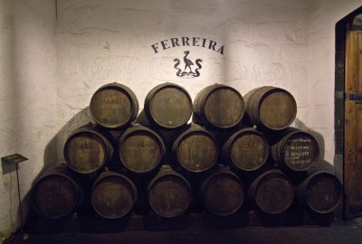 Fûts de porto dans les caves de Ferreira. Photo © André M. Winter