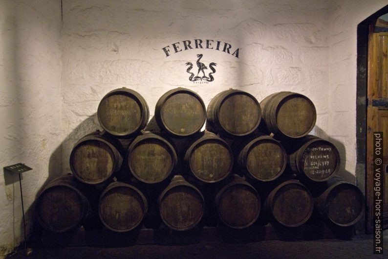 Fûts de porto dans les caves de Ferreira. Photo © André M. Winter