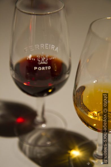 Deux verres avec différents portos. Photo © Alex Medwedeff