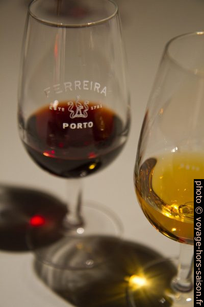 Deux verres avec différents portos. Photo © Alex Medwedeff