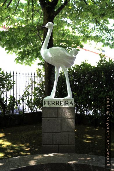 L'émeu de Ferreira en statue. Photo © Alex Medwedeff