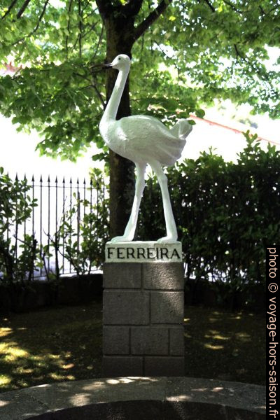 L'émeu de Ferreira en statue. Photo © Alex Medwedeff