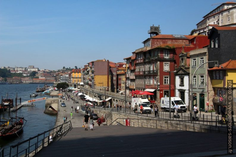 Escalier descendant vers le Cais da Ribeira. Photo © André M. Winter