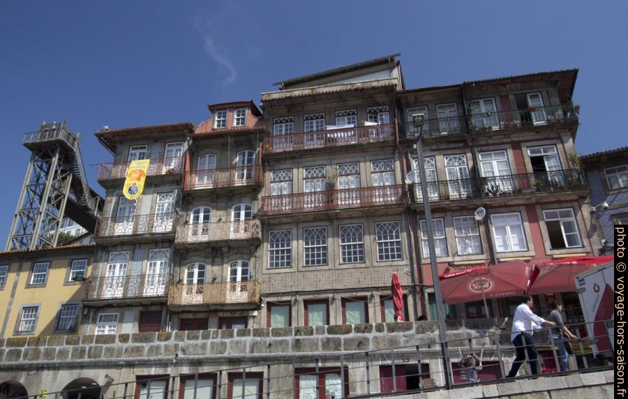 Façades du Cais da Ribeira. Photo © André M. Winter