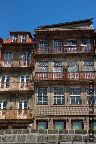 Maisons du Cais da Ribeira aux grandes fenêtres. Photo © Alex Medwedeff