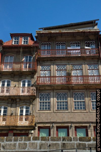Maisons du Cais da Ribeira aux grandes fenêtres. Photo © Alex Medwedeff