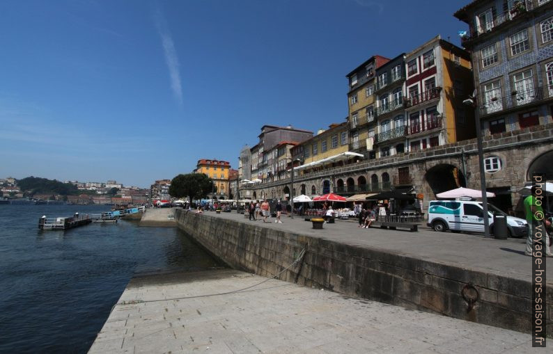 Cales et les différents niveaux du Cais da Ribeira. Photo © André M. Winter