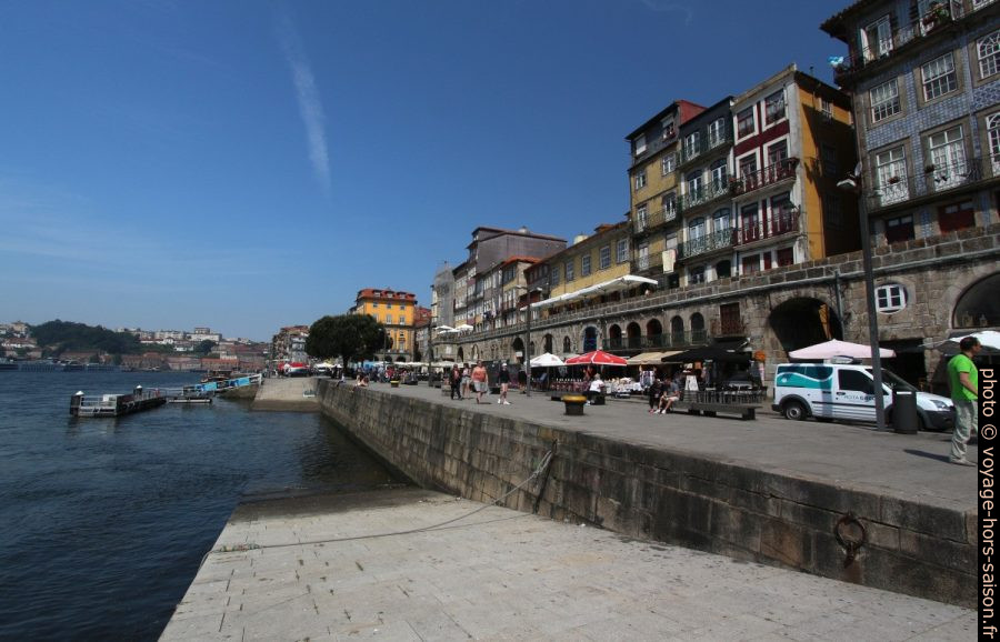 Cales et les différents niveaux du Cais da Ribeira. Photo © André M. Winter