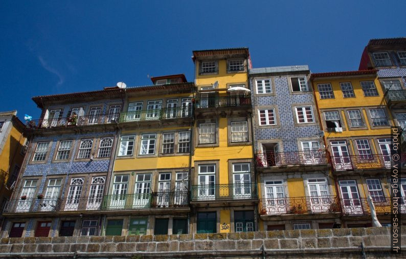 Maisons du Cais da Ribeira. Photo © Alex Medwedeff