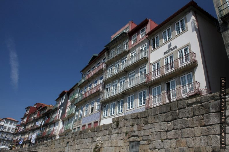 Balcons des maisons du Cais da Ribeira. Photo © Alex Medwedeff