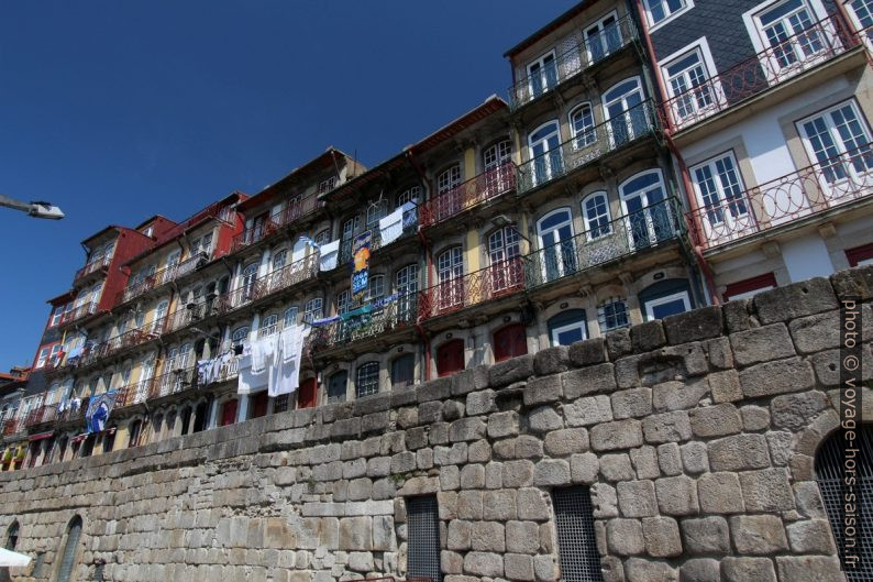 Maisons du Cais da Ribeira aux balcons étroits. Photo © André M. Winter