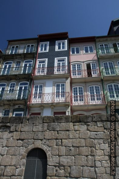 Maisons du Quai de Ribeira. Photo © Alex Medwedeff