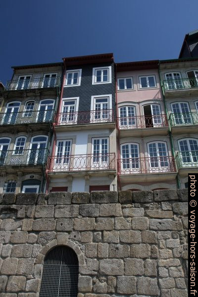Maisons du Quai de Ribeira. Photo © Alex Medwedeff