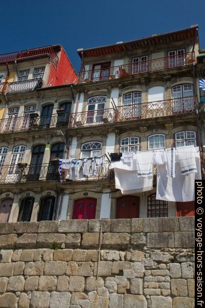Linge étendu aux balcons des maisons du Cais da Ribeira. Photo © Alex Medwedeff