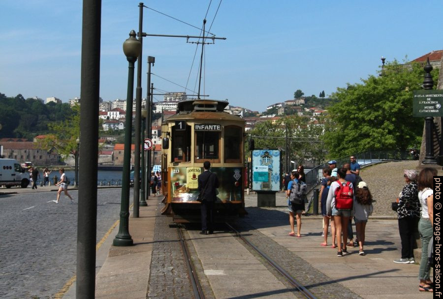 Rame 213 du tram de Porto au terminus Infante. Photo © André M. Winter