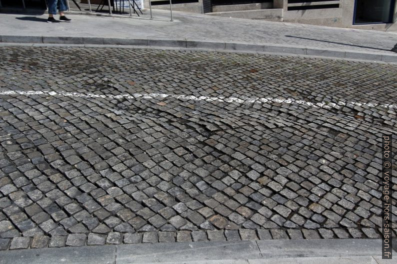 Pavé irrégulier dans les rues de Porto. Photo © André M. Winter