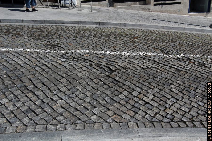 Pavé irrégulier dans les rues de Porto. Photo © André M. Winter