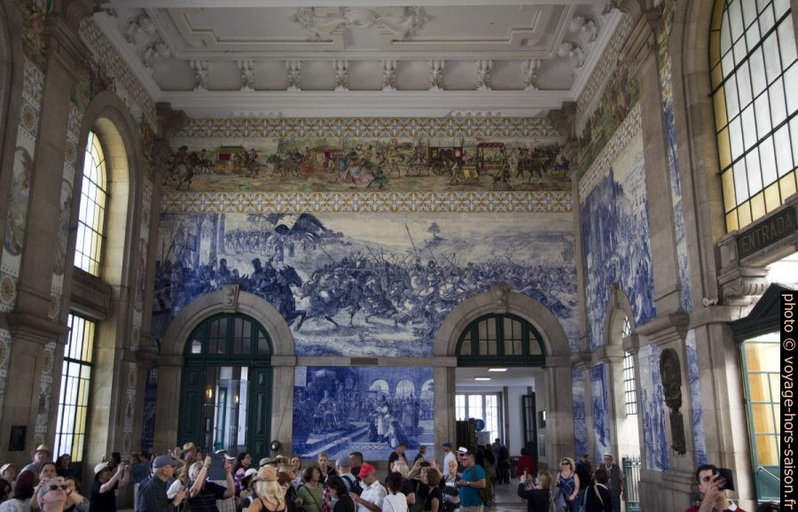 Halle de la gare de São Bento couverte d'azulejos. Photo © André M. Winter