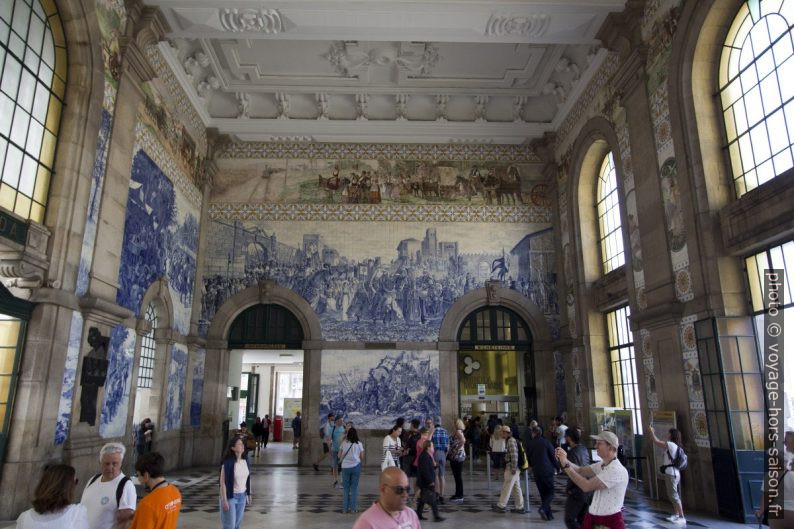 Halle de la gare de Porto São Bento couverte d'azulejos. Photo © André M. Winter