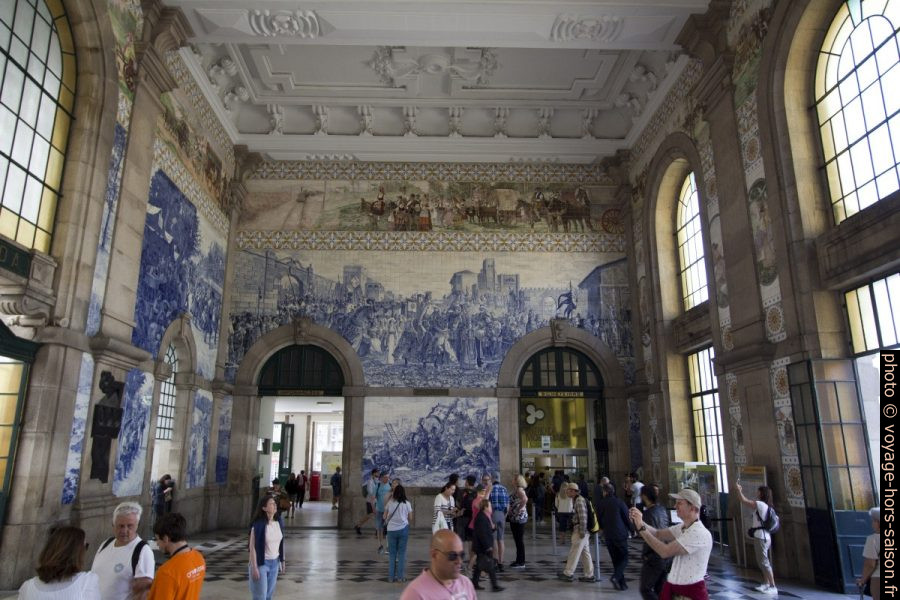 Halle de la gare de Porto São Bento couverte d'azulejos. Photo © André M. Winter