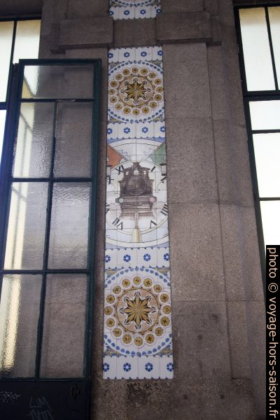 Azulejos polychromes simples sur les piliers de la halle de la gare de Porto São Bento. Photo © André M. Winter