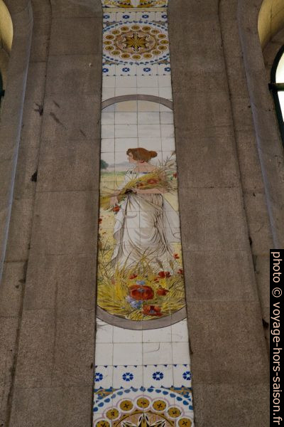 Azulejos polychromes sur les piliers de la halle de Porto São Bento. Photo © Alex Medwedeff