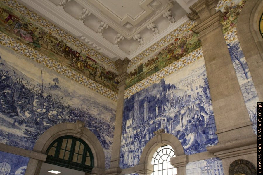 Azulejos polychromes et bleus de la halle de Porto São Bento. Photo © Alex Medwedeff
