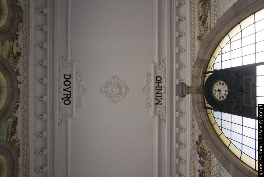 Noms des fleuves Douro et Minho au plafond de la gare de São Bento. Photo © André M. Winter