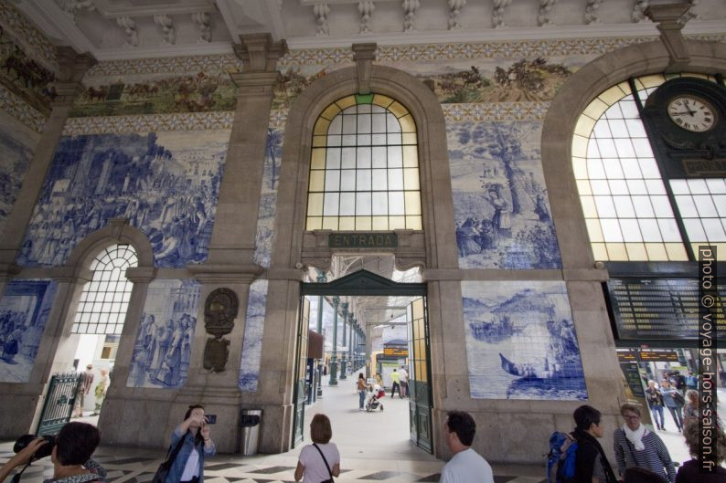 Azulejos dans la halle de la gare de São Bento. Photo © André M. Winter