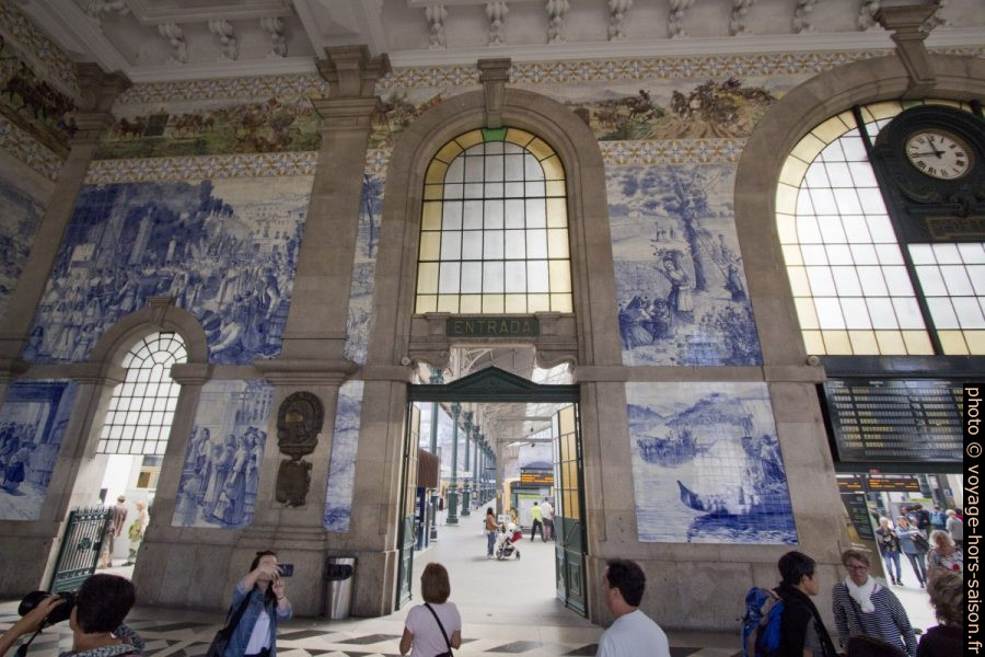 Azulejos dans la halle de la gare de São Bento. Photo © André M. Winter