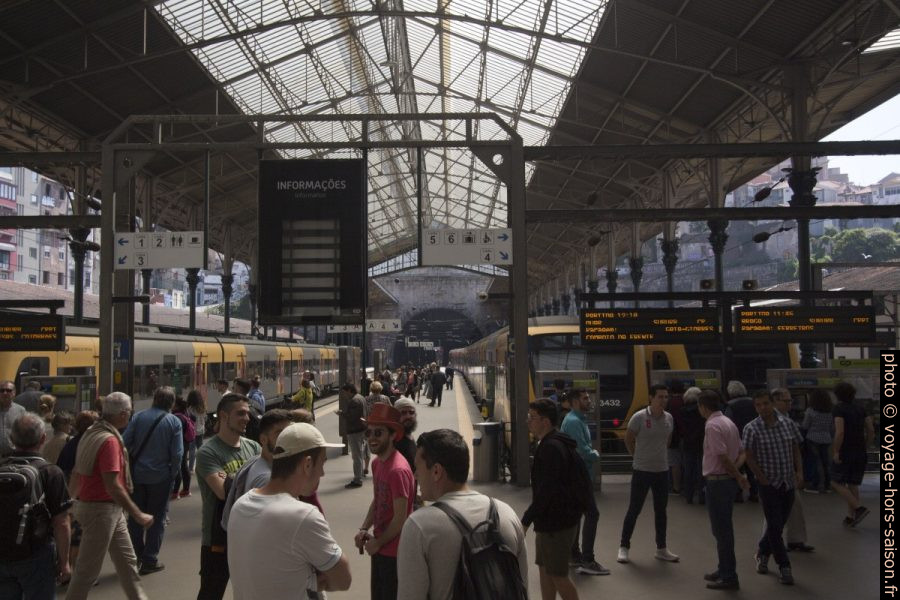 Quais et trains sous halle de la gare de São Bento. Photo © André M. Winter