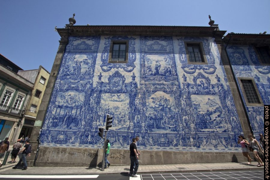 Azulejos de la façade latérale de la Capela de Santa Catarina. Photo © André M. Winter