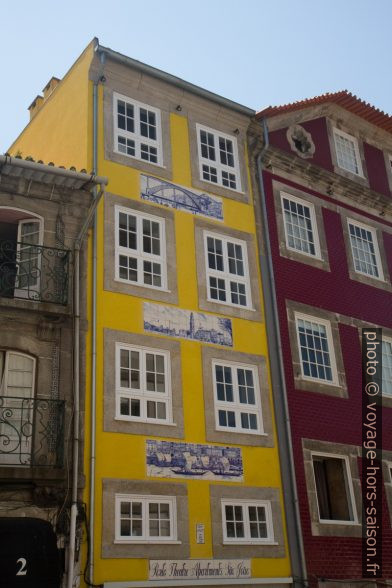 Maison rénovée avec des azulejos de Lisbonne. Photo © Alex Medwedeff